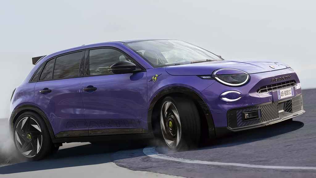 Abarth 600e viola in derapata
