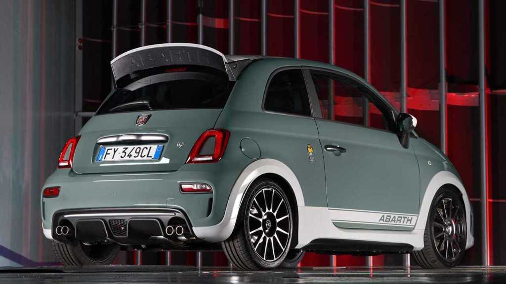 Abarth 695 70° Anniversario vista da dietro