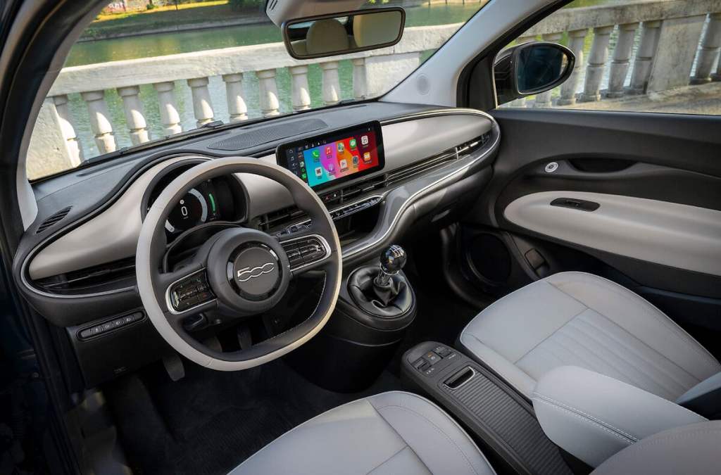 Interni della Fiat 500 Ibrida con la leva del cambio manuale