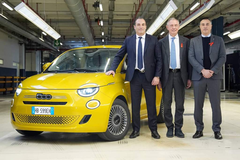 Una Fiat 500 Ibrida gialla dentro lo stabilimento di Mirafiori