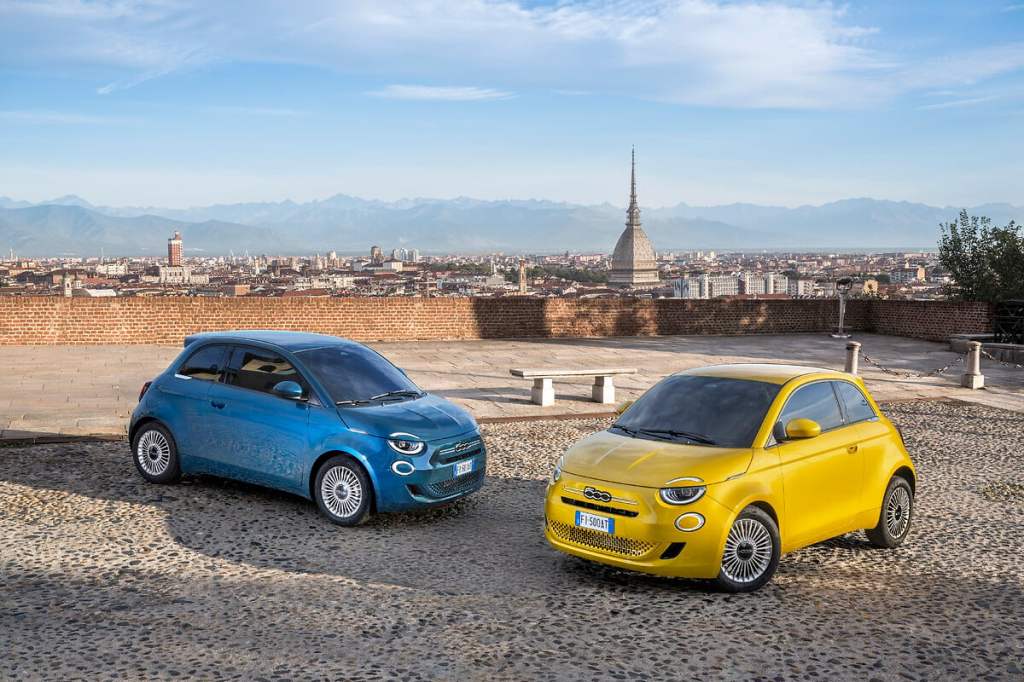Fiat 500 Ibrida serie speciale Torino con la Mole Antonelliana sullo sfondo