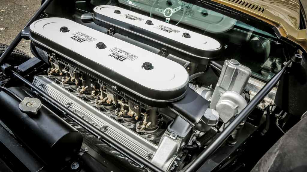 Il motore V12 della Miura con i carburatori Weber