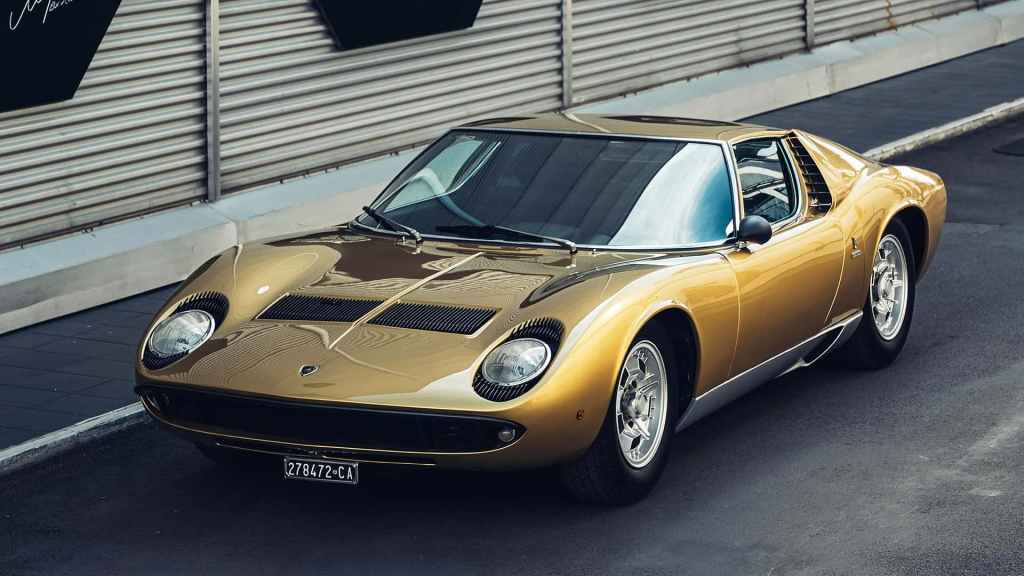 Una Lamborghini Miura S color oro vista di tre quarti