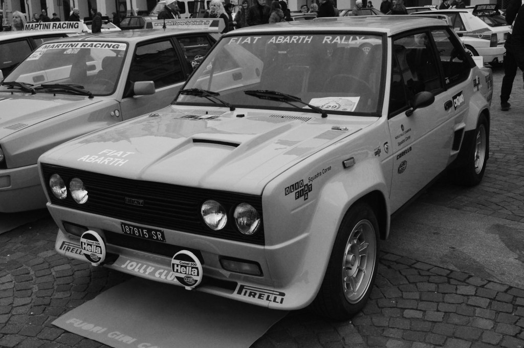 Una Fiat 131 Abarth Rally d'epoca in bianco e nero